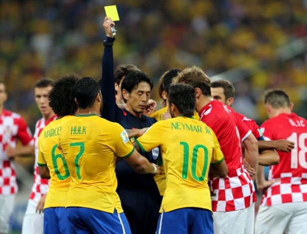 12.jun.2014 - Neymar recebe o cartão amarelo após fazer falta dura em Modric, da Croácia