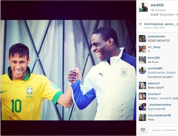 O atacante da Itália Mario Balotelli publicou nesta quinta-feira uma foto sua ao lado do brasileiro Neymar