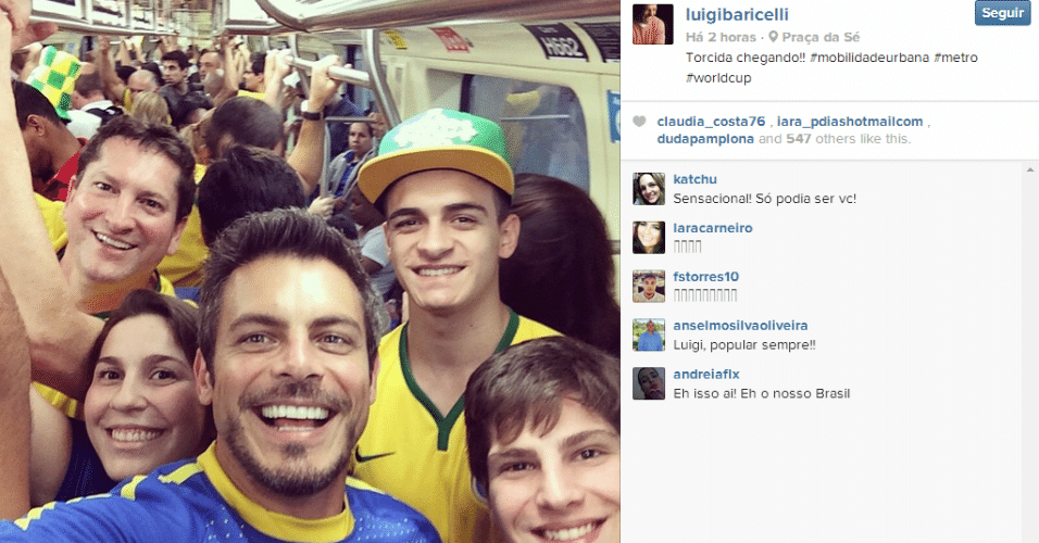O ator Luigi Barricelli posa com torcedores do Brasil no metrô em direção ao jogo entre Brasil e Croácia