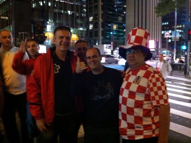 O torcedor Luis Carvalho encontrou croatas animados curtindo a noite paulistana na Avenida Paulista. Mande sua foto com um gringo: use a hashtag #uolnacopa no Instagram ou Twitter. Você também pode enviar um WhatsApp para (11) 94288.3664