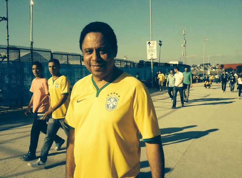 Orlando Silva, ex-ministro do Esporte, chega no Itaquerão com a camisa do Brasil