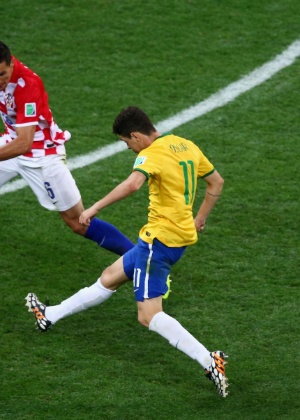 12.jun.2014 - Oscar chuta da entrada da área e consolida a vitória do Brasil contra a Croácia por 3 a 1, na estreia da Copa do Mundo - Elsa/Getty Images