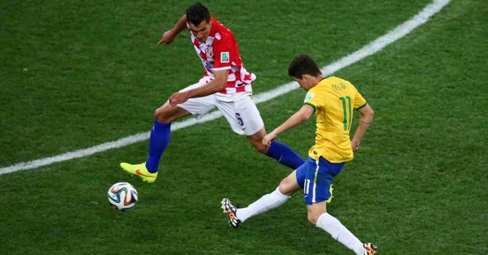 12.jun.2014 - Oscar chuta da entrada da área e consolida a vitória do Brasil contra a Croácia por 3 a 1, na estreia da Copa do Mundo
