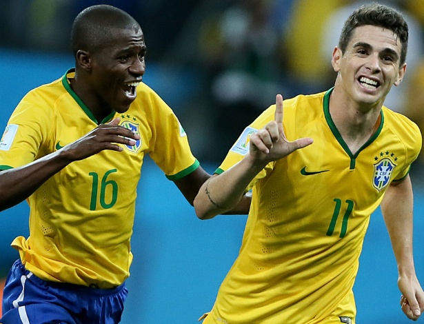 12.jun.2014 - Oscar comemora com Ramires após marcar o terceiro gol do Brasil contra a Croácia