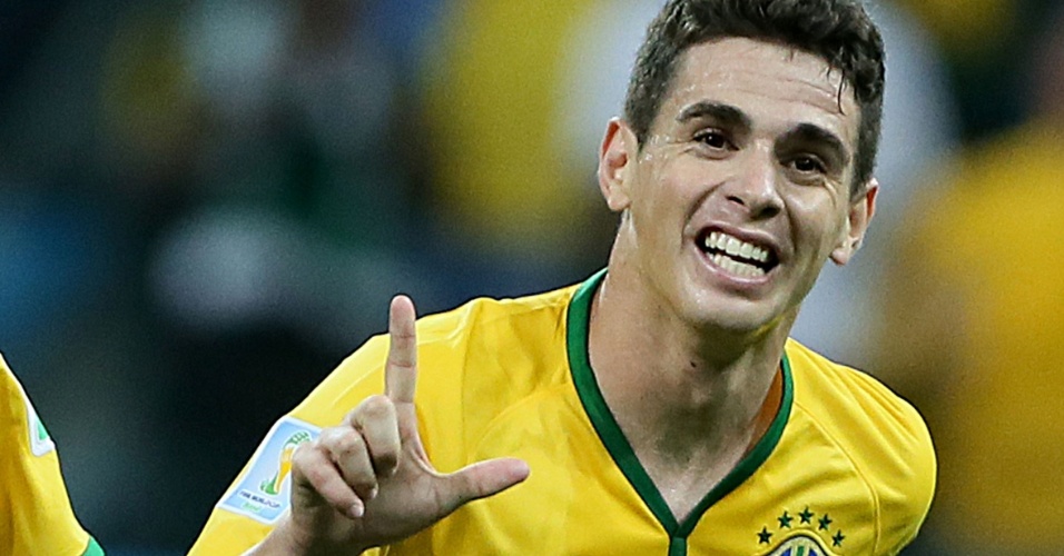 12.jun.2014 - Oscar comemora com Ramires após marcar o terceiro gol do Brasil contra a Croácia