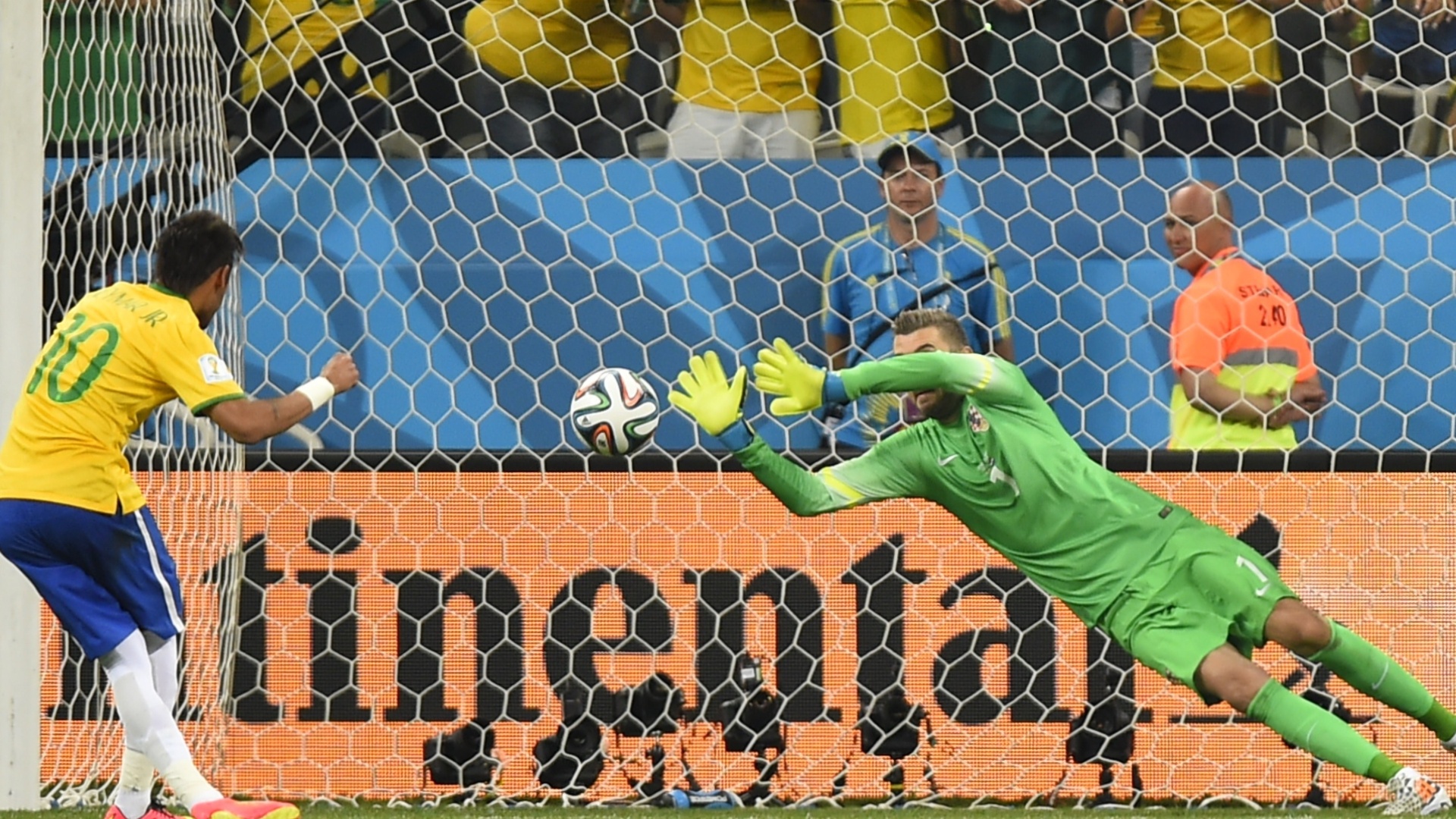 12.jun.2014 - Pletikosa tenta defender cobrança de Neymar, mas não impede o gol da virada do Brasil contra a Croácia