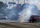 Manifestante joga extintor na linha 3-Vermelha; estações são reabertas - AFP PHOTO / Miguel Schincariol