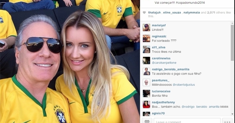 Roberto Justus posa para foto com sua namorada antes do início da partida entre Brasil e Croácia no Itaquerão