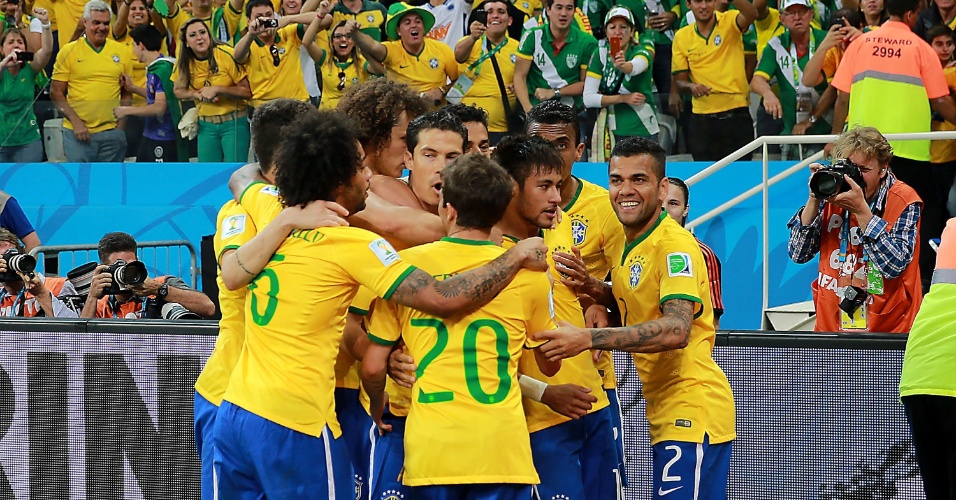 12.jun.2014 - Seleção brasileira comemora gol de pênalti de Neymar, que colocou o time na frente do placar contra a Croácia
