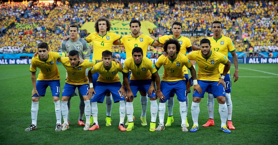 12.jun.2014 - Seleção brasileira faz foto oficial antes da partida contra a Croácia, pela estreia na Copa do Mundo