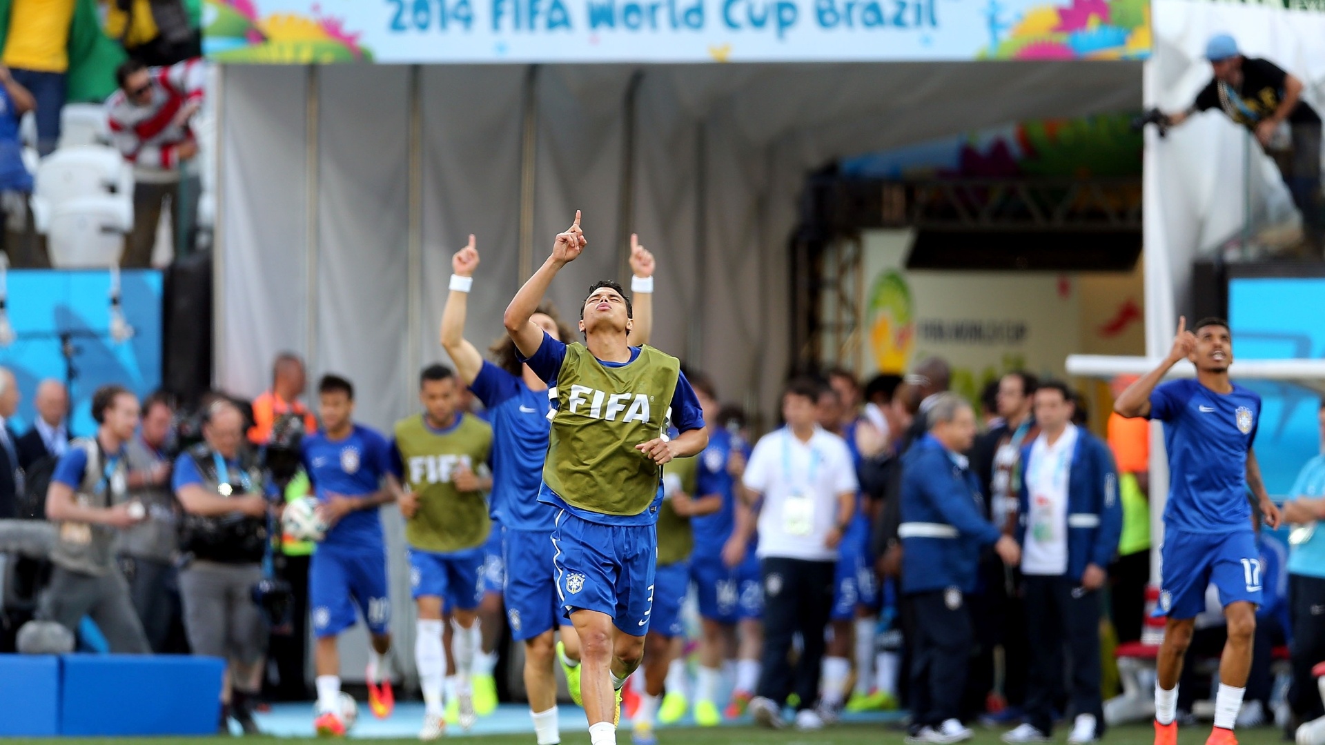 12.jun.2014 - Thiago Silva e David Luiz entram no gramado do Itaquerão para aquecimento antes do jogo contra a Croácia