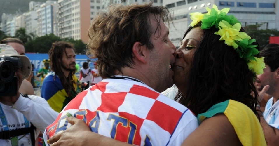 12.jun.2014 - Torcedor com a camisa da Croácia beija brasileira durante a Fan Fest