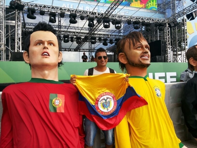 12.jun.2014 - Torcedor se diverte e tira foto ao lado de bonecos na Fan Fest de Recife