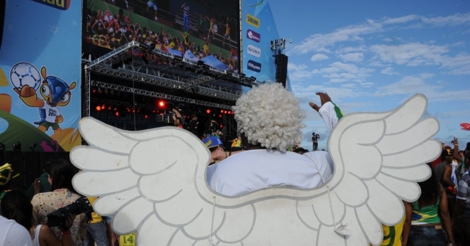 12.jun.2014 - Torcedor vestido de anjo vai à Fan Fest no Rio de Janeiro