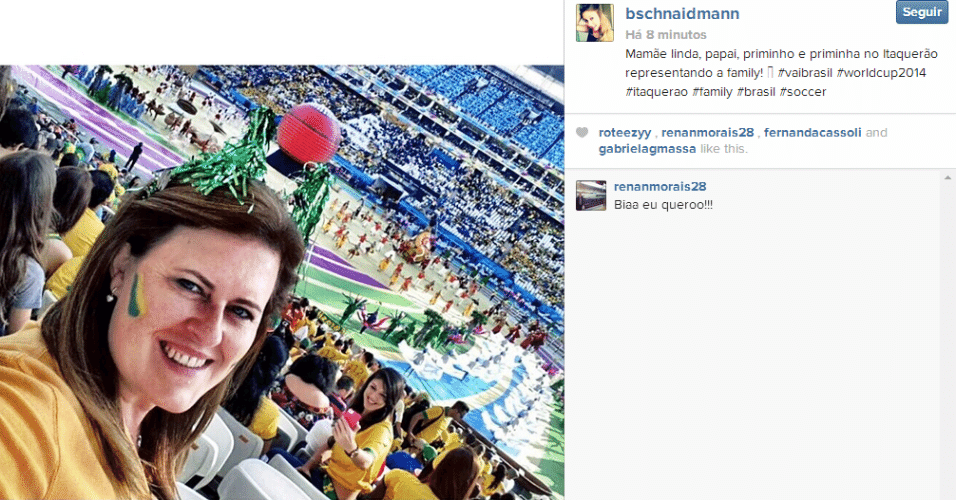 Torcedora registra uma selfie na abertura da Copa no Itaquerão. Mande sua foto no Itaquerão: use a hashtag #uolnacopa no Instagram ou Twitter. Você também pode enviar um WhatsApp para (11) 94288.3664