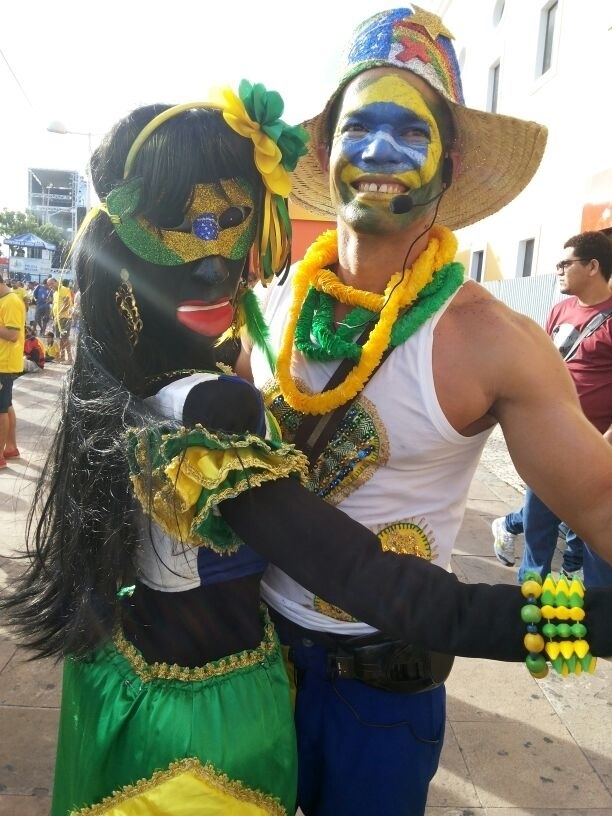12.jun.2014 - Torcedores abusam da fantasia para acompanhar o jogo do Brasil na Fan Fest de Recife