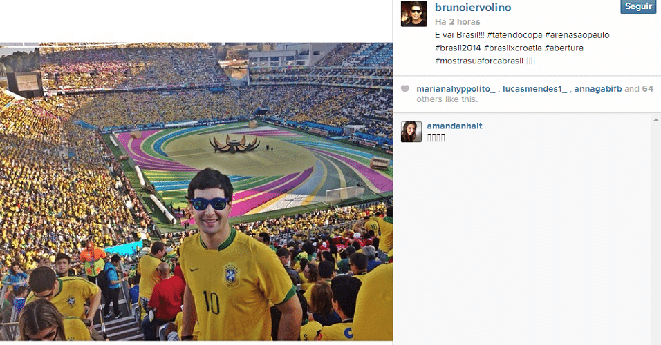 Torcedores aproveitaram para tirar fotos durante a cerimônia de abertura da Copa. Mande sua foto no Itaquerão: use a hashtag #uolnacopa no Instagram ou Twitter. Você também pode enviar um WhatsApp para (11) 94288.3664