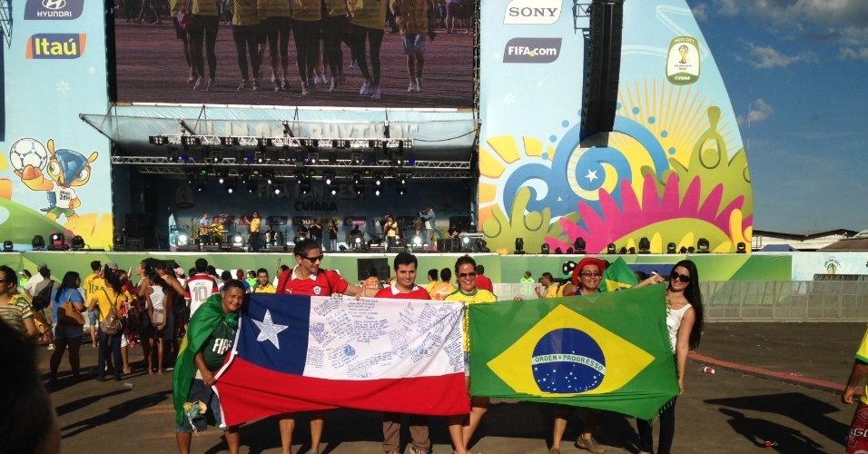 12.jun.2014 - Torcedores brasileiros e chilenos se dividem na Fan Fest de Cuiabá