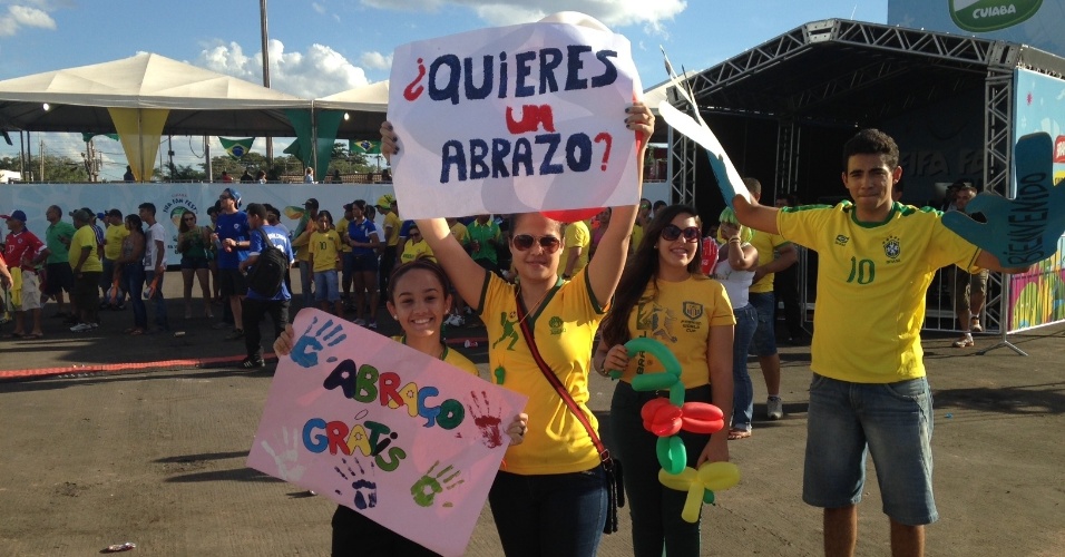 12.jun.2014 - Torcedores brasileiros oferecem abraço em Fan Fest de Cuiabá