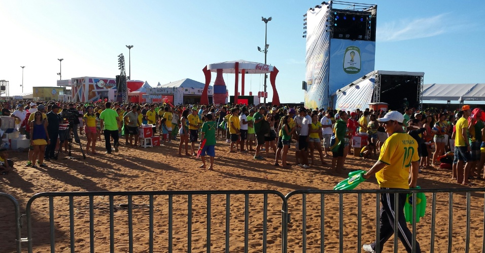 12.jun.2014 - Torcedores chegam à Fan Fest de Fortaleza, na Praia de Iracema