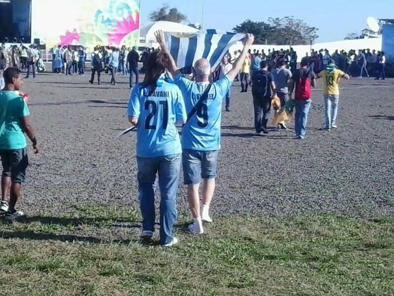 12.jun.2014 - Torcedores com camisas do Uruguai comparecem à Fan Fest de Porto Alegre