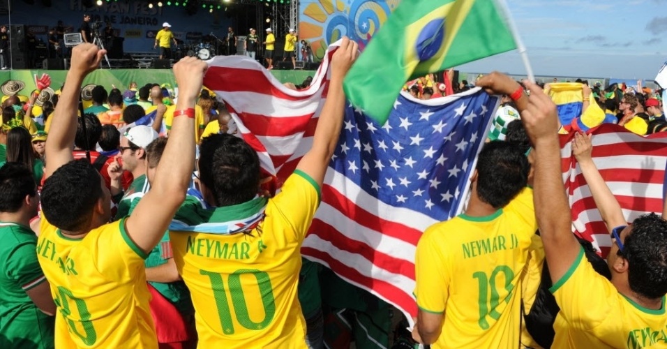 12.jun.2014 - Torcedores de Brasil e EUA participam da Fan Fest no Rio de Janeiro