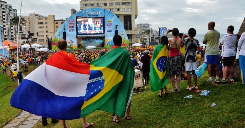 12.jun.2014 - Torcedores de Brasil e Holanda se dividem em meio a Fan Fest de Salvador