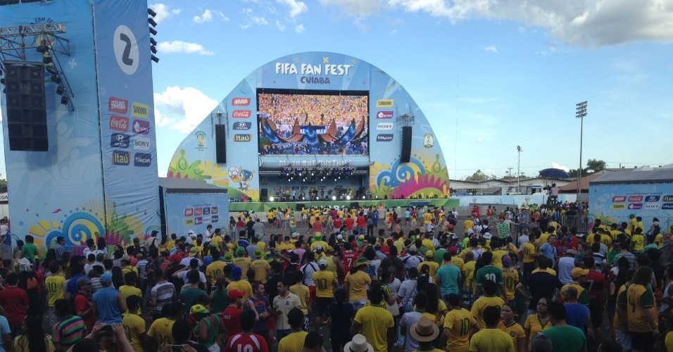 12.jun.2014 - Torcedores lotam a Fan Fest montada em Cuiabá