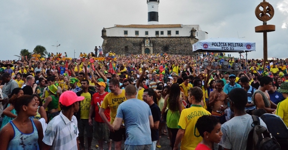 12.jun.2014 - Torcedores lotam Fan Fest montada na cidade de Salvador