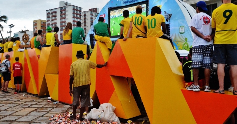 12.jun.2014 - Torcedores se acomodam para acompanhar o jogo do Brasil na Fan fest de Salvador