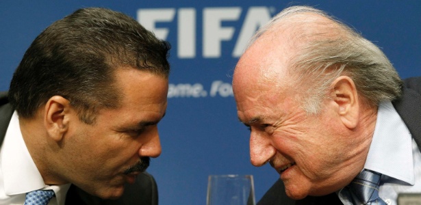 Ronald Noble, secretário geral da Interpol, conversa com Joseph Blatter em maio de 2011