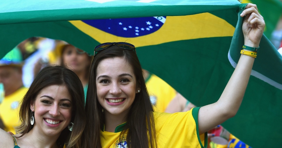 12.jun.2014 - Dupla de torcedoras se diverte com Brasil x Croácia