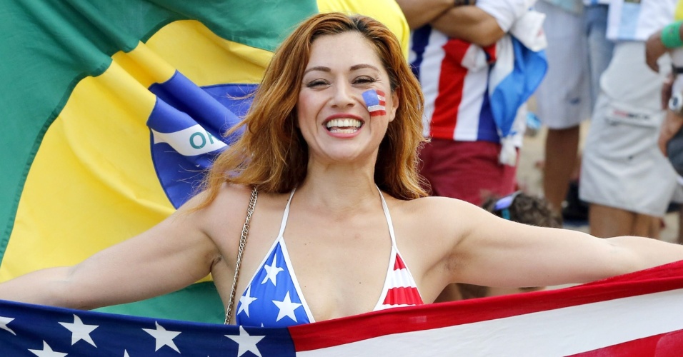 12.jun.2014 - Torcedora dos EUA leva bandeira e pinta o rosto para acompanhar a abertura da Copa, no Rio