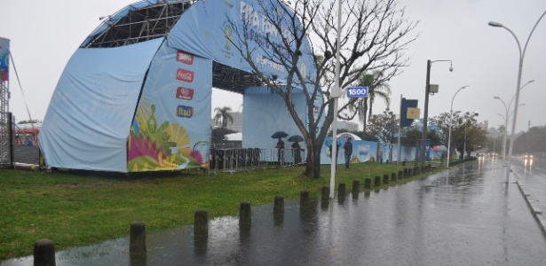 Entrada da Fan Fest do RS alagada por temporal em Porto Alegre nesta sexta-feira; evento foi cancelado