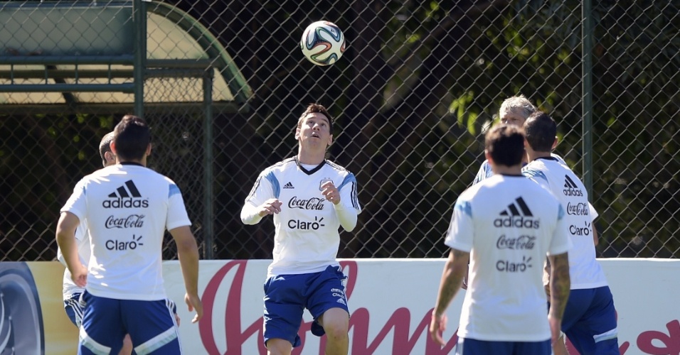 13.jun.2014 - De cabeça. Messi domina bola em treinamento da Argentina