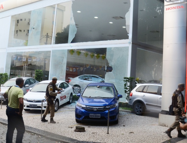 Concessionária de veículos quebrada após protesto no bairro Vitória, em Salvador