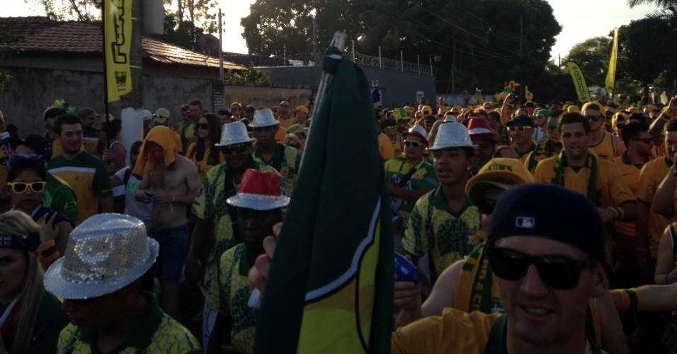 13.jun.2014 - A torcida australiana faz festa brasileira no entorno da Arena Pantanal