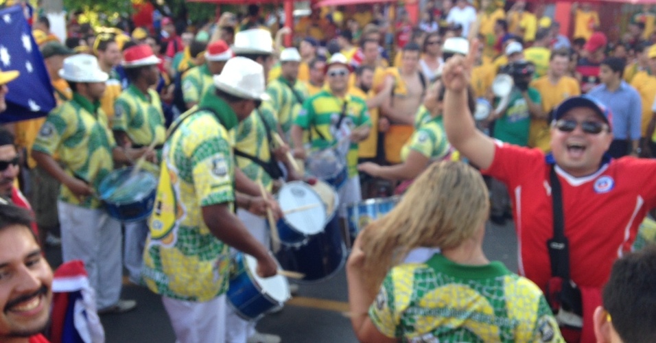 13.jun.2014 - A torcida australiana faz festa com samba perto da Arena Pantanal