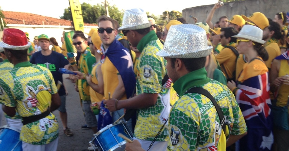 13.jun.2014 - A torcida australiana faz festa com samba perto da Arena Pantanal