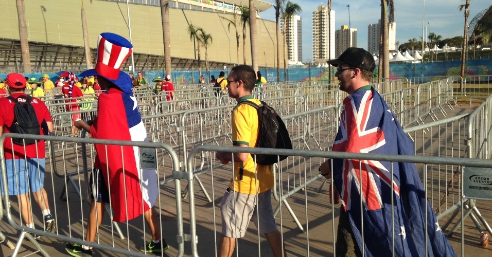13.jun.2014 - Australianos e chilenos fazem fila para entrar no estádio para a partida