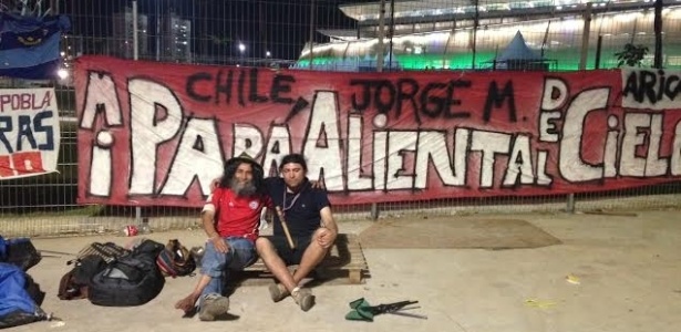 13.jun.2014 - Chilenos dormem na frente da Arena Pantanal na noite anterior à estreia do time na Copa