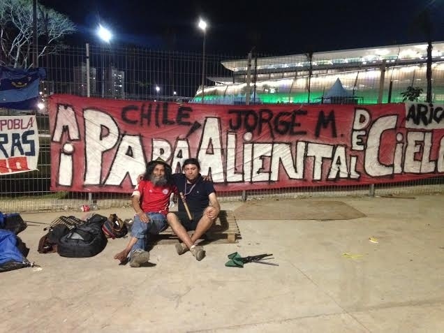13.jun.2014 - Chilenos dormem na frente da Arena Pantanal na noite anterior à estreia do time na Copa