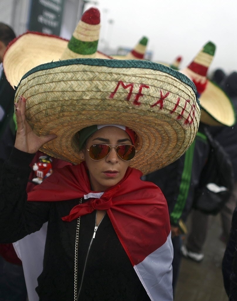 13.jun.2014 - Com o tradicional 'sombrero', mexicana se diverte em Natal momentos antes do início do jogo contra Camarões