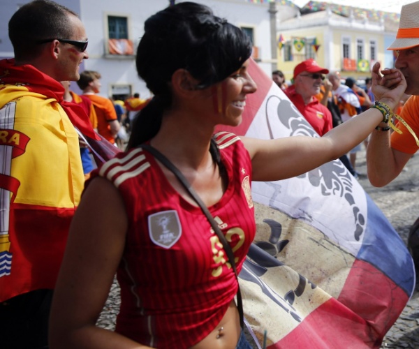 13.jun.2014 - Galanteador, torcedor holandês deixa rivalidade de lado e beija a mão de torcedora da Espanha em Salvador