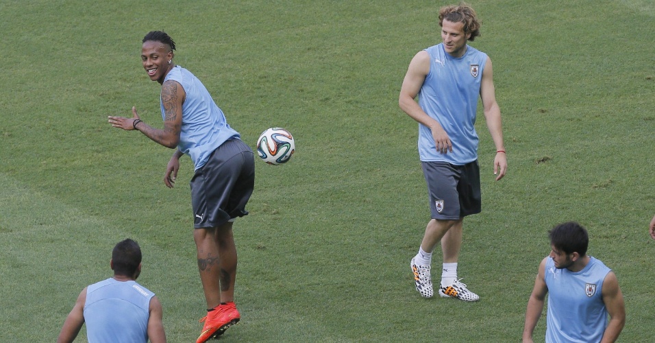 Abel Hernandez brinca com a bola durante treino do Uruguai
