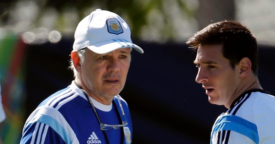 Alejandro Sabella dá instruções a Lionel Messi durante treino da Argentina
