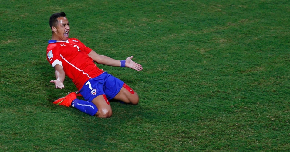 13.jun.2014 - Alexis Sanchez vibra após abrir o placar para o Chile contra a Austrália