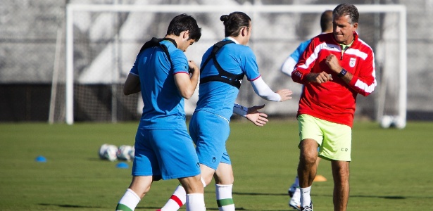 Carlos Queiroz (de vermelho) brinca durante treinamento da seleção iraniana durante Copa do Mundo