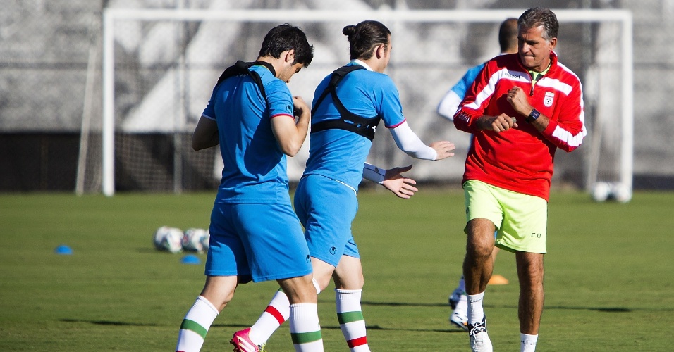 Andranik Teymourian brinca com o técnico da seleção do Irã, Carlos Queiroz