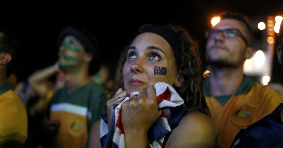 Apreensiva, torcedora da Austrália acompanha, em Copacabana, duelo contra o Chile